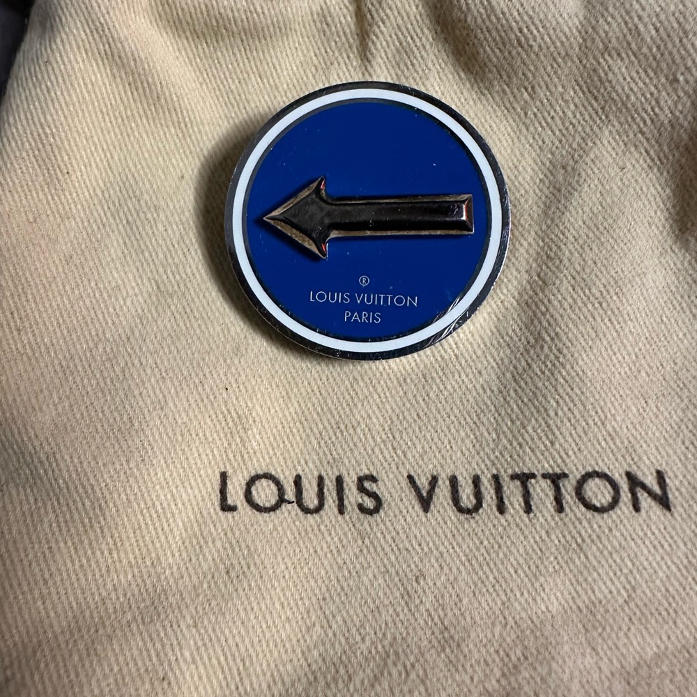 Louis Vuitton Direction Arrow Pin-Authentic